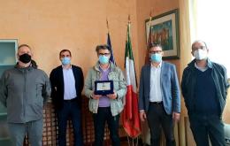 Il sindaco consegna una targa ai parenti di Loris Montagna in ricordo del suo sacrificio