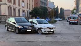 Schianto sul corso alla rotatoria delle scuole. Nessun ferito grave