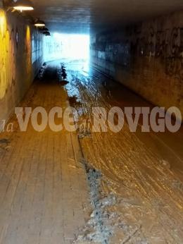 Fango nel sottopasso: "E' impraticabile"