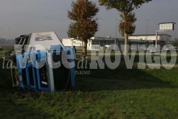 Camion Gls si ribalta in rotatoria