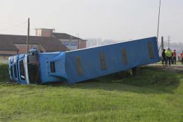 Perde il controllo ed esce fuori strada: camion si ribalta in rotatoria