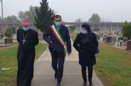 Vescovo e vicesindaco ricordano i defunti con una preghiera