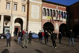 Mercato solo alimentare, gli altri ambulanti in protesta invadono la piazza