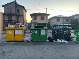 Cassonetti pieni, residenti sul piede di guerra: "Viene gente da fuori a riempirli"