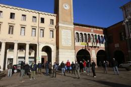 Mercato dimezzato: gli ambulanti scendono in piazza per protestare