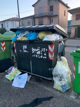 "Aree ecologiche strabordanti: continua la situazione di abbandono rifiuti di gente non residente"