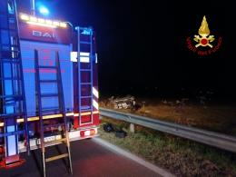 L'auto vola fuori strada e finisce rovesciata sul campo. Muore il conducente, aveva 31 anni