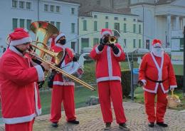 Babbi Natale in musica incantano la città