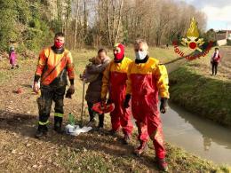 Cagnolino incastrato in un canale di scolo, lo salvano i pompieri