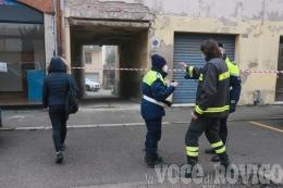 Cadono intonaci sul marciapiede in centro