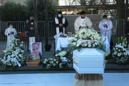 Il paese in lacrime abbraccia per l'ultima volta la piccola Sofia
