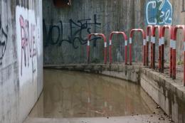 Da dieci giorni il sottopasso è una piscina fangosa: sbarrato