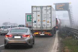 Inferno nella nebbia: sette incidenti, due morti, tutto chiuso