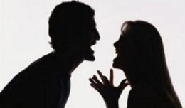 Inventa di essere stato rapinato per non confessare di aver malmenato l’ex la quale si era solo difesa dall’aggressione