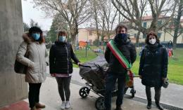 E' arrivato il passeggino multiplo per i bimbi dell'asilo