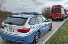 Due 20enni finiscono con l'auto nel canale: si salvano nuotando fino a riva