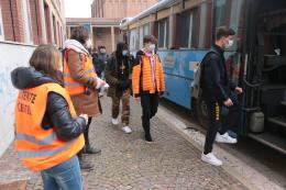 Rientro in classe senza troppa ressa. Fuori dai bus gli assistenti contro gli assembramenti 