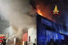 Le fiamme divorano l'autocarrozzeria: distrutta
