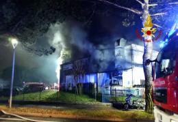Incendio in una carrozzeria: salvate le attività adiacenti, nessuna persona ferita