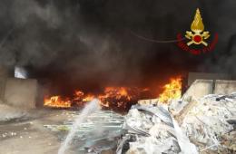 Avvolto dalle fiamme il capannone dei rifiuti in plastica: si cercano le cause