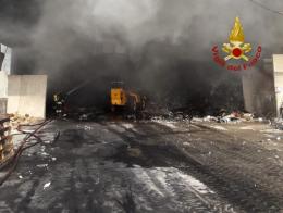 Capannone di riciclo materiale plastiche va a fuoco: nessun ferito