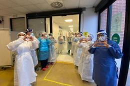 Il silenzio degli operatori sanitari in memoria delle vittime del covid