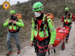 Cade dal sentiero e si rompe una caviglia, salvata