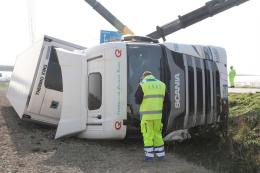 Autotreno si ribalta in Romea: intervento lungo ore