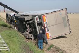 Intervento in Romea: si ribalta un autotreno