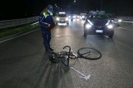 Ciclista ferito: investito da un'auto in rotatoria
