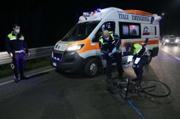 Ciclista falciato, paura in rotatoria