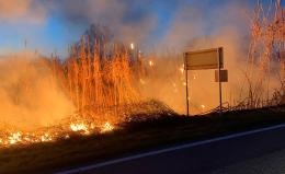 Grosso incendio in corso a Castelgugliemo