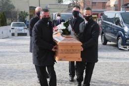 Rose rosse per l'ultimo saluto a Giovanni. Il vescovo: "Signore, ti affidiamo anche il figlio"