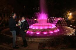 La fontana si colora di rosa per la festa delle donne