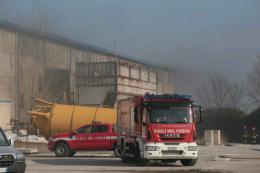 Denso fumo nero al capannone dell'ex Ilcea, chiamati i soccorsi