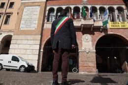 Coronavirus: il sindaco osserva un minuto di silenzio