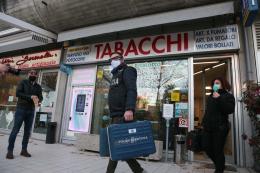 Pistola in faccia al tabaccaio, poi due in fuga