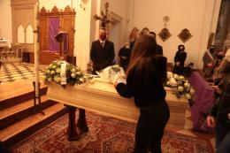 Lacrime e affetto per l'addio a Loris, portato via dal virus