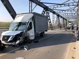 Schianto tra un'auto e un furgone sul ponte del Po