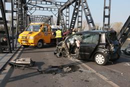Spaventoso incidente, anziani intrappolati nelle lamiere