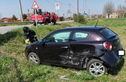 Pauroso schianto: auto scagliata fuori strada, feriti in due