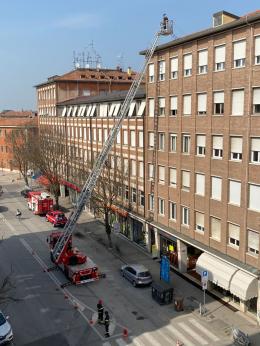 Caduta di calcinacci sul Corso, arrivano i pompieri