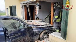 Auto vola fuori strada ed entra nel salotto di casa