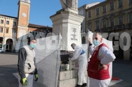 Cancellate le scritte sul monumento in piazza