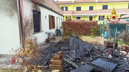 A fuoco due casette di legno in una bifamiliare