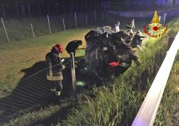 Terrificante incidente, auto ribaltata e distrutta, vive per miracolo due ragazze