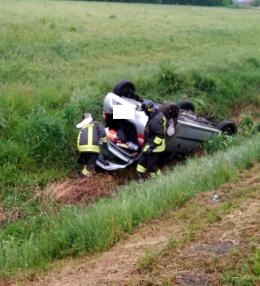 Giovane automobilista perde il controllo dell'auto e finisce ribaltata fuori strada