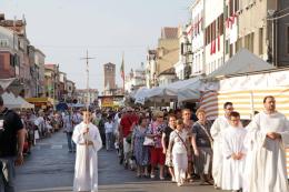 Si celebrano i santi Felice e Fortunato, auto bandite