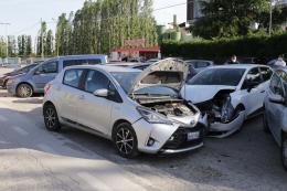 Schianto multiplo, groviglio di auto: danni e paura