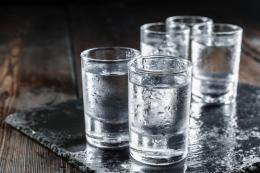 Beve 10 bicchieri di vodka, ragazza di 15 anni in coma etilico